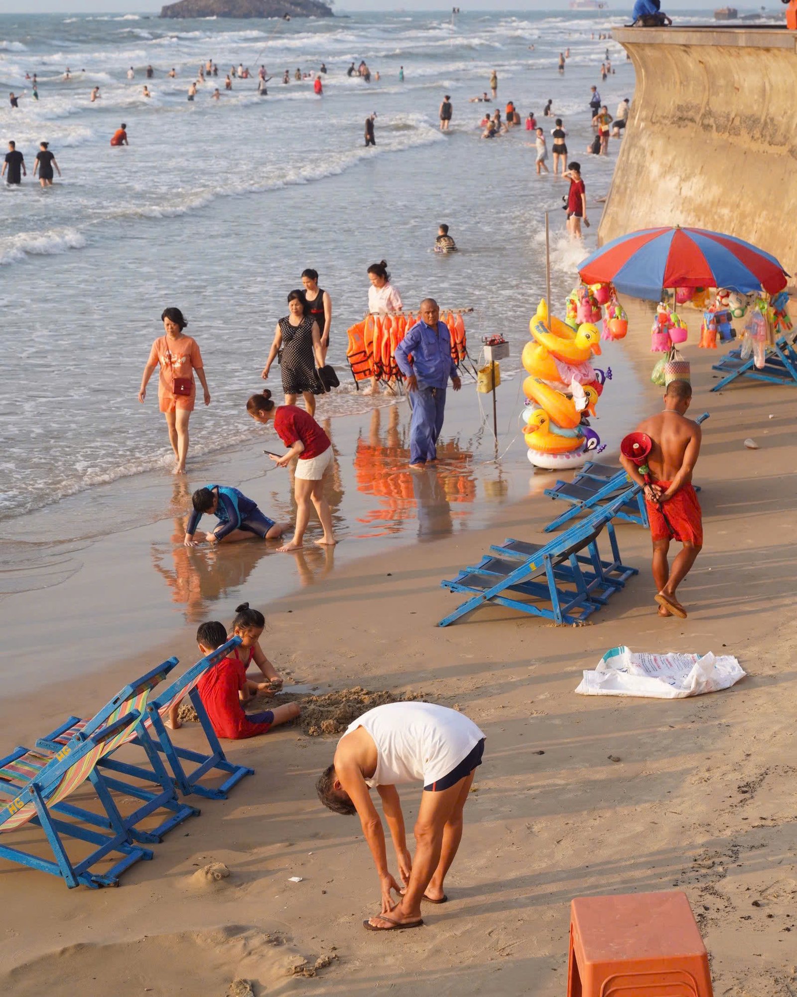 Families on My Khe beach, Da Nang